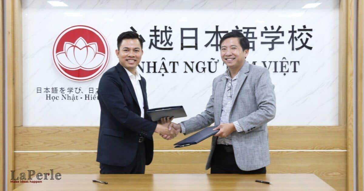 Ths KTS. Nguyễn Khiêm – CEO LaPerle (bên phải) và TS. Dương Văn Bình – Hiệu trưởng Nhật ngữ Tâm Việt bắt tay hợp tác mở đầu với Biên Bản Ghi Nhớ ngày 20/12/2022. Ảnh: LaPerle