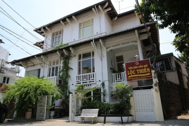 Một căn biệt thự cổ ở quận 3 giờ đang được sử dụng như quán cà phê. Ảnh: Thành Hoa