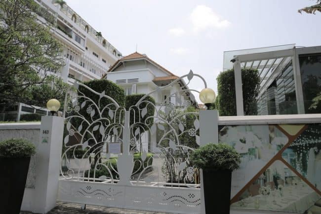 Những công trình kiến trúc mang giá trị di sản văn hóa của một thành phố không những giúp thành phố đó giữ được cái hồn và bản sắc trong quá trình phát triển. Nét riêng này sẽ thu hút du khách các nơi trên thế giới đến tìm hiểu thành phố. Đây là “kinh tế di sản’’, cần được quan tâm bảo tồn cho đến thế hệ sau, theo KTS Nguyễn Khiêm. Ảnh: Thành Hoa