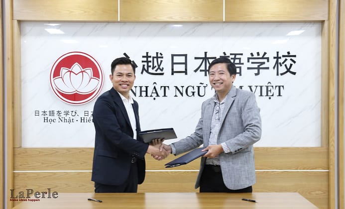 Ths KTS. Nguyễn Khiêm – CEO LaPerle (bên phải) và TS. Dương Văn Bình – Hiệu trưởng Nhật ngữ Tâm Việt bắt tay hợp tác mở đầu với Biên Bản Ghi Nhớ ngày 20/12/2022. Ảnh: LaPerle