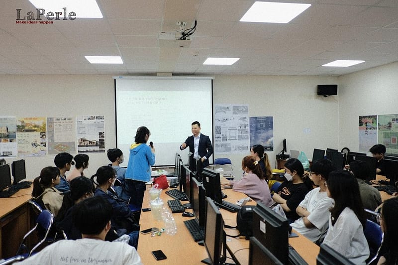 Các bạn sinh viên hào hứng đặt câu hỏi cho khách mời. Ảnh: LaPerle