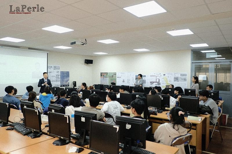 Undergraduates attentively listening to real-life stories from Dr. Duong Van Binh.