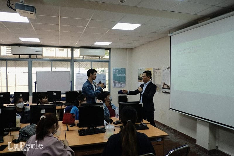Students proactively asking questions.