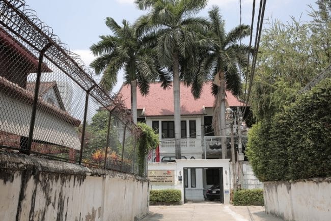 Old villas are often placed in alleys to separate living spaces from the outside.
