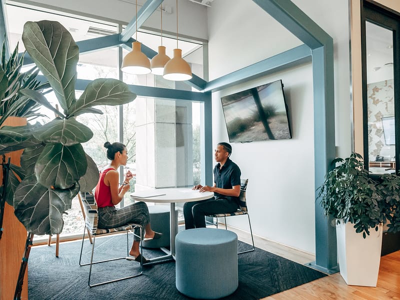 Khi chia thành nhiều ô nhỏ, thiết kế văn phòng thông thoáng nhưng vẫn đảm bảo sự riêng tư để tập trung công việc.