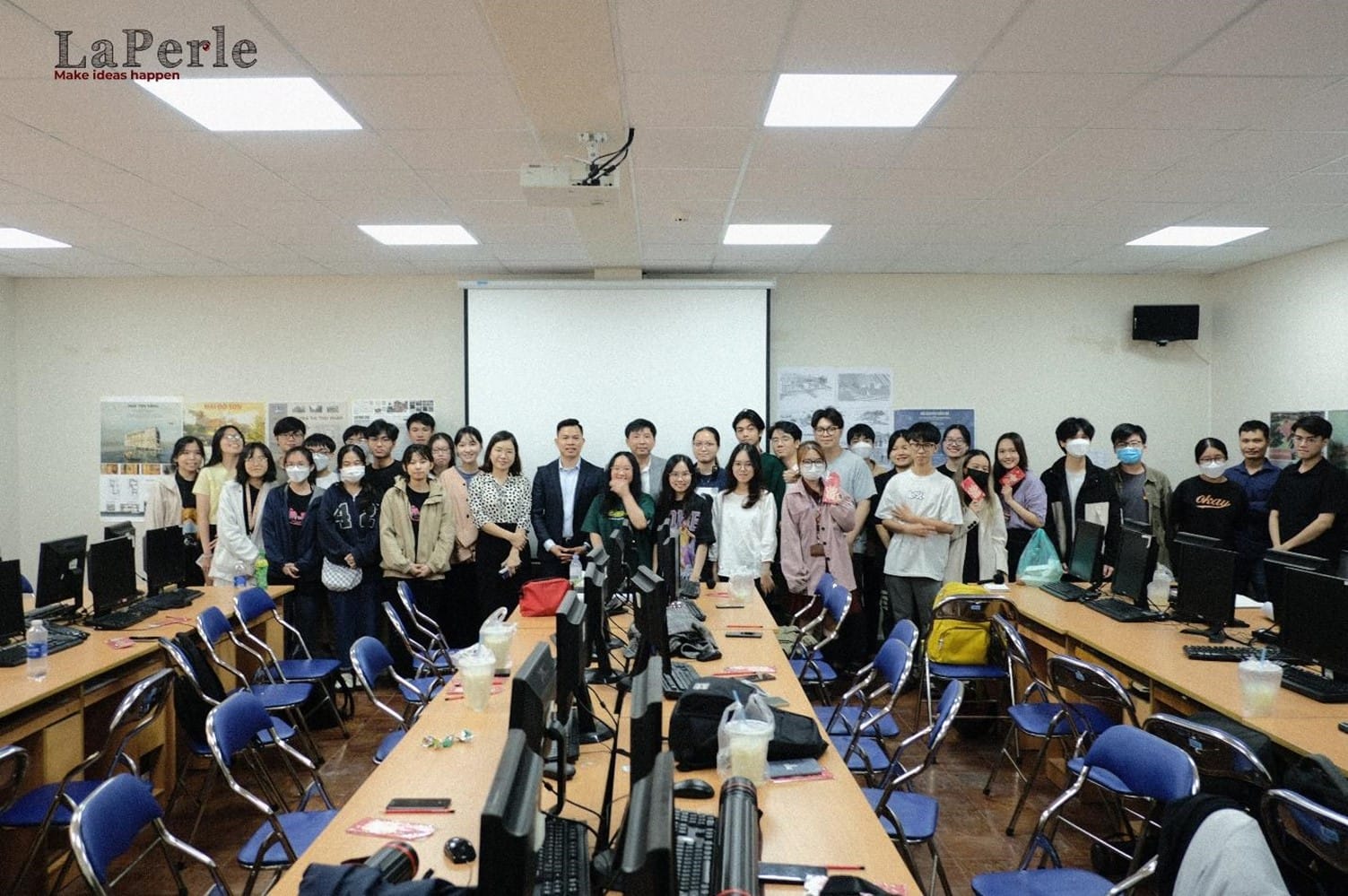 Sinh viên năm 2 trường Đại học Kiến Trúc TP.HCM tham gia buổi giao lưu với LaPerle về lộ trình phát triển sự nghiệp. Ảnh: LaPerle